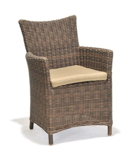 Fotel ogrodowy KOLANTA Meven – technorattan ciemnobrązowy, kremowe poduszki, aluminiowy stelaż